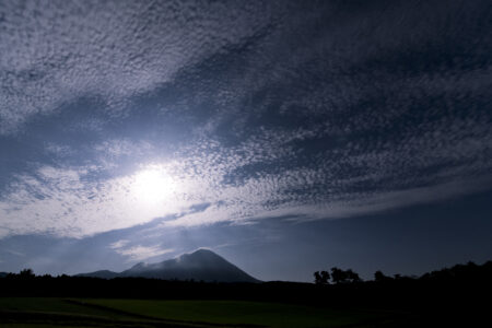 大山(鳥取)　中秋の満月からの『天使のはしご』